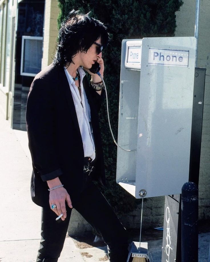 No dia 15 de dezembro de 1986 no clube The Roxy, em Los Angeles, Izzy Stradlin subiu no palco para tocar "Starfucker" no final do show do Pussycat. O concerto era beneficente para Kelly Nickels, baixista da banda, que se recuperava de um acidente de moto.