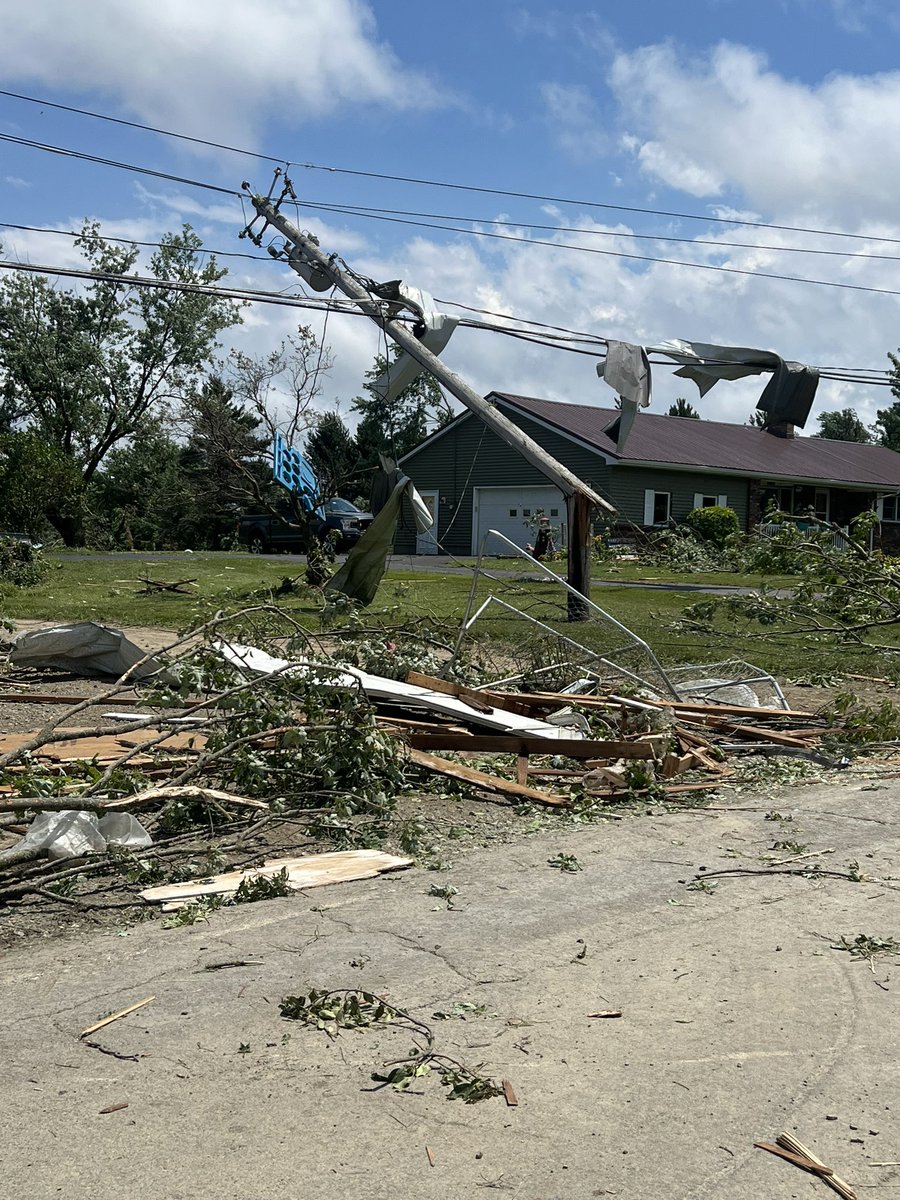 nyspolice's tweet photo. Western NY Tornado warnings. Do not go near downed power lines and call 911 if you are in an emergency. Chautauqua and Erie Counties pictured. Troopers are in the area assisting. https://t.co/IS61IDQaWW