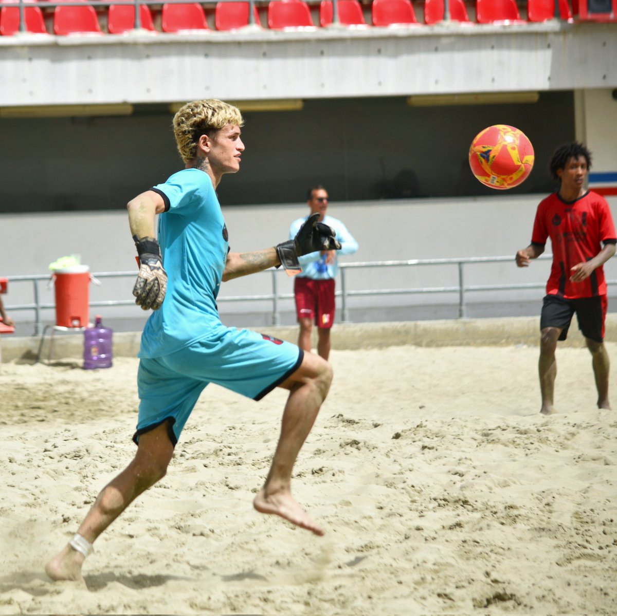 LigaFutvePlaya1's tweet photo. 𝐏𝐫𝐢𝐦𝐞𝐫𝐚 𝐜𝐞𝐥𝐞𝐛𝐫𝐚𝐜𝐢𝐨́𝐧 🥳

@NEFT_BS mostró sus carteles de favorito y superó 3-7 a Lia Sports en la segunda jornada de la Fase Regional de la #LigaFUTVEPlaya🧡. El rojinegro se recuperó de la caída sufrida en el inicio del torneo.

#MagosEnArena🧡 https://t.co/8aKabiUDGE