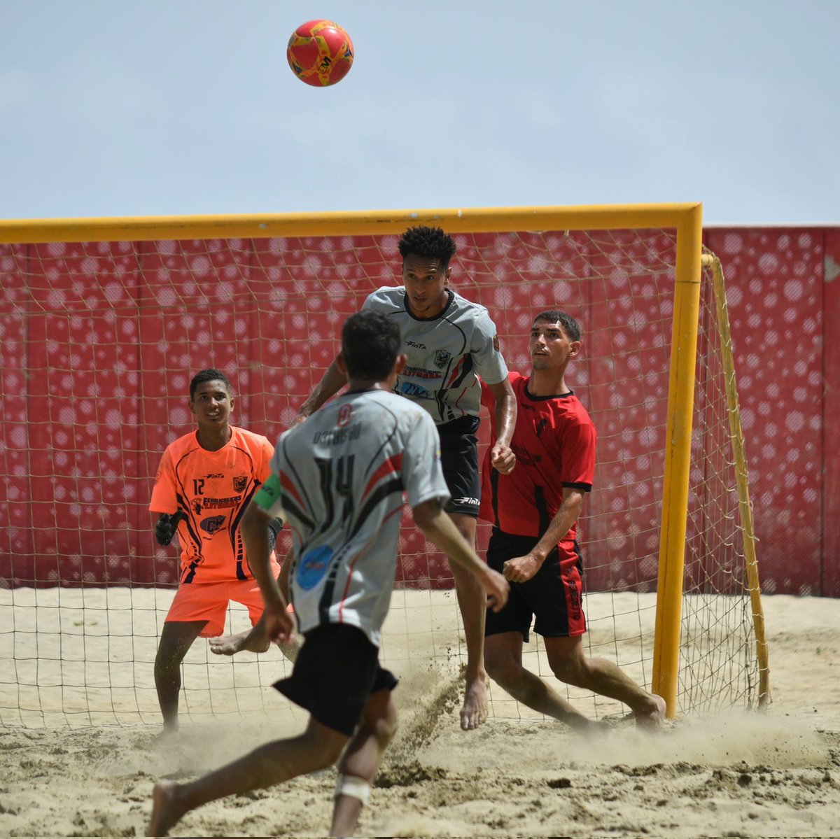 LigaFutvePlaya1's tweet photo. 𝐏𝐫𝐢𝐦𝐞𝐫𝐚 𝐜𝐞𝐥𝐞𝐛𝐫𝐚𝐜𝐢𝐨́𝐧 🥳

@NEFT_BS mostró sus carteles de favorito y superó 3-7 a Lia Sports en la segunda jornada de la Fase Regional de la #LigaFUTVEPlaya🧡. El rojinegro se recuperó de la caída sufrida en el inicio del torneo.

#MagosEnArena🧡 https://t.co/8aKabiUDGE