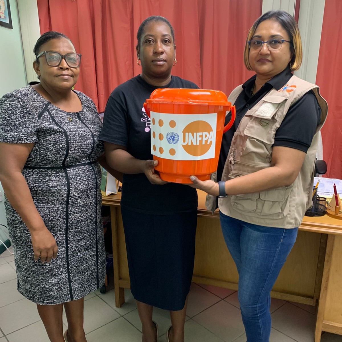UNFPACaribbean's tweet photo. Thanks to the #BuildBackEqual project, #UNFPA’s Ellenmae Sobion delivered 100 Dignity Kits to support women in #Grenada after #HurricaneBeryl. Empowering communities, building #resilience, mitigating risks! 💪 #Recovery #gendersensitiveresponse
@CanadaBarbados
@unwomencarib https://t.co/3RExN0SgWX