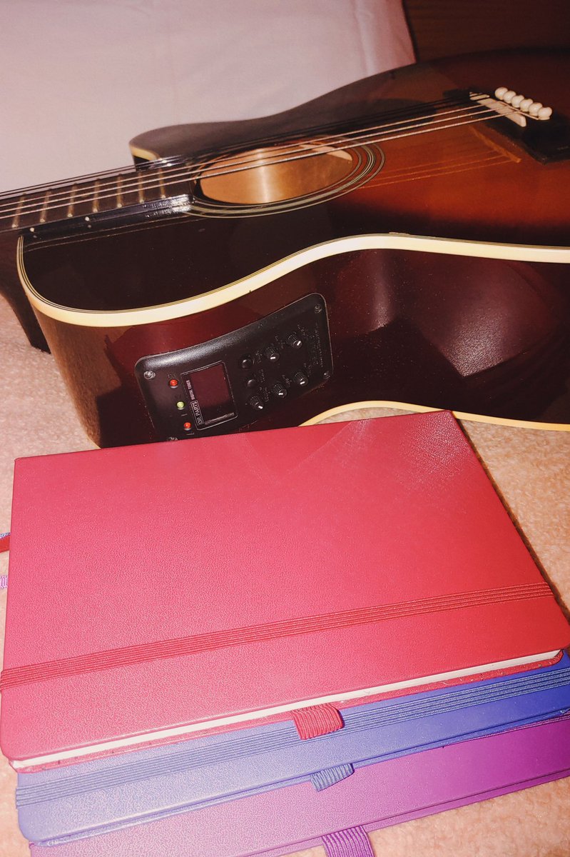 alexiadecabeza's tweet photo. #MiParque es la música, y escribir. Siempre me ha costado un montón poder abrirme con las personas, y tanto escuchar música y tocar la guitarra, aparte de escribir, me ayuda a sentirme un poco menos encerrada en mi misma y a comprender cómo me siento. https://t.co/oLKF1hi6qI