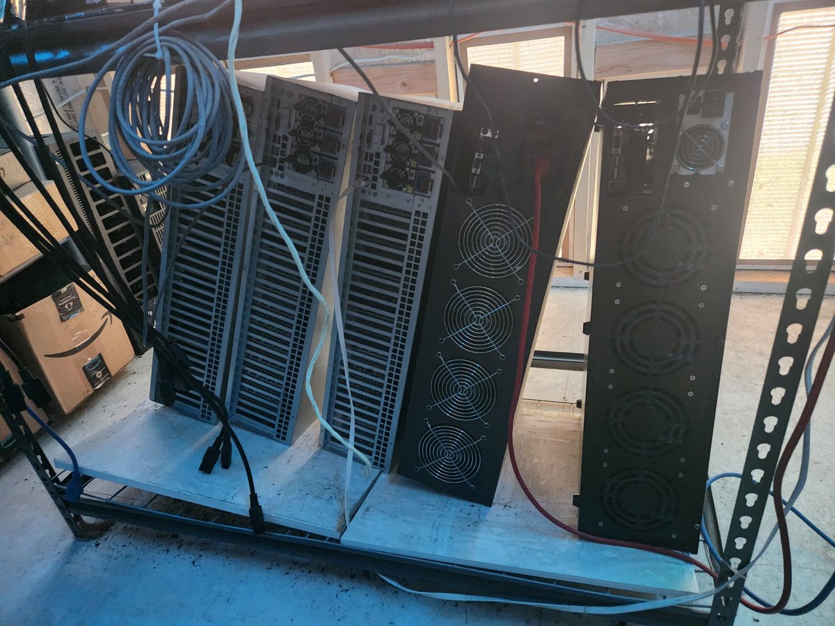 kr00tmantech's tweet image. No live stream today....this just happened 😭😭😭 dealing with it now, pray for me that there's no damage.... #gpumining #pcfail #cryotofail I plan on going live tomorrow sometime