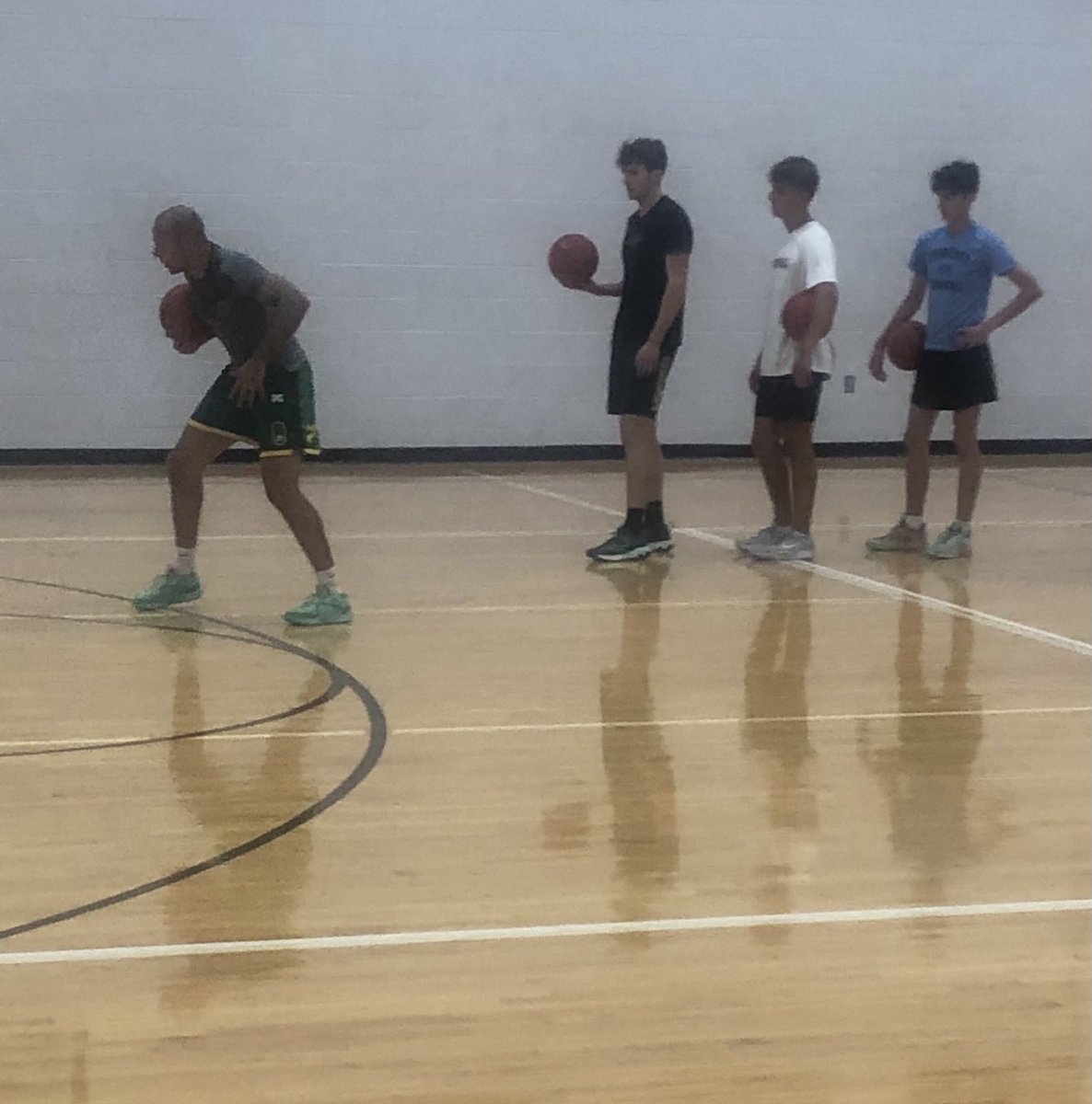 So lucky to have ⁦one of our 🐐in the gym taking our players through skills training. ⁦⁦<a href="/Trevon_Evans4/">Trevon Evans</a>⁩ attention to detail and knowledge is incredible and he will make a great coach when his pro career wraps up!