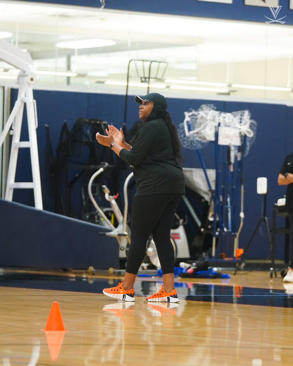 UVAWomensHoops's tweet photo. @UVACoachMox leads…we all follow!! Grind Now Shine Later
#ProgressIsTheProcess
#GoHoos 🔸⚔️🔹#GNSL https://t.co/YmSjjRkX8W