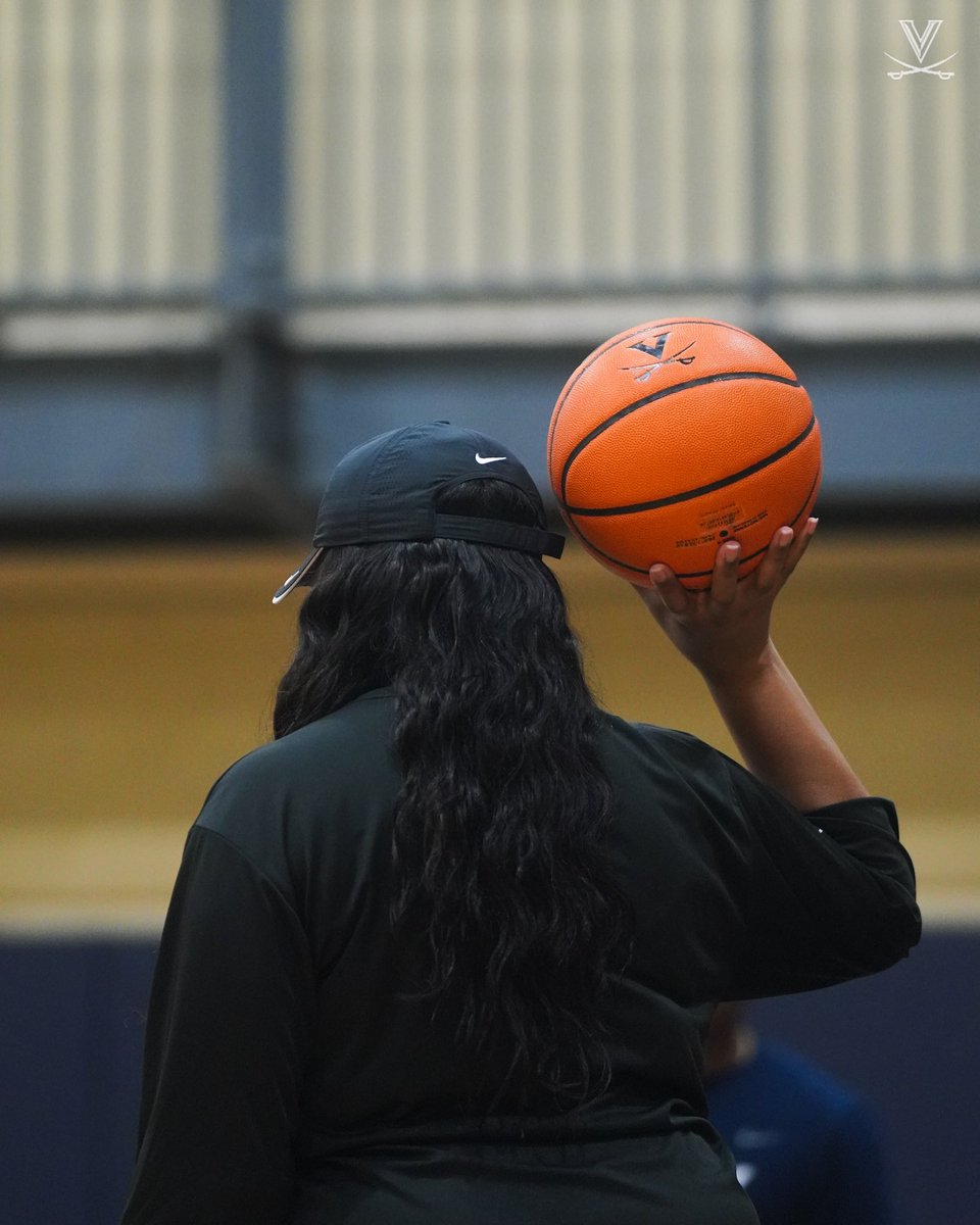 UVAWomensHoops's tweet photo. @UVACoachMox leads…we all follow!! Grind Now Shine Later
#ProgressIsTheProcess
#GoHoos 🔸⚔️🔹#GNSL https://t.co/YmSjjRkX8W
