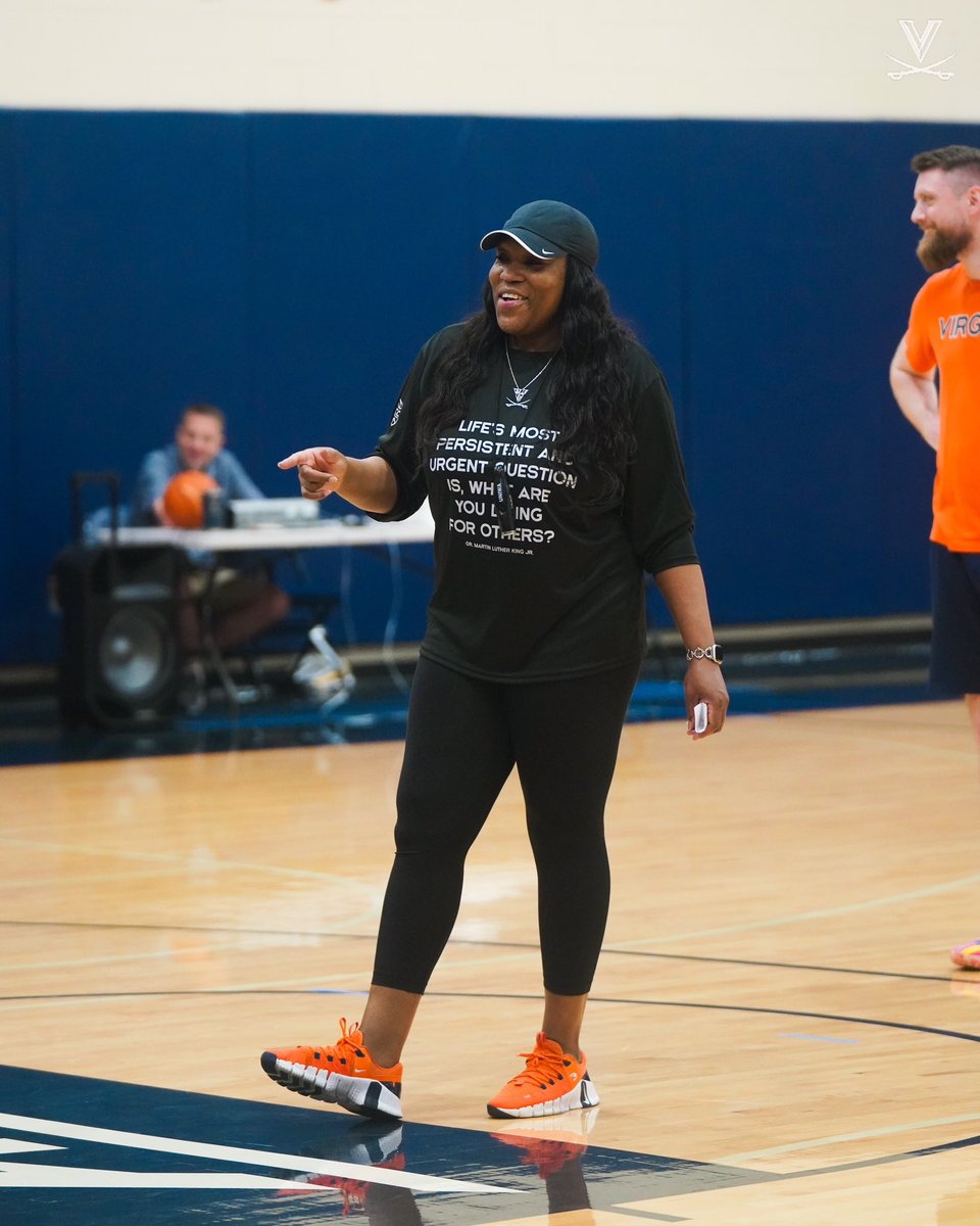 UVAWomensHoops's tweet photo. @UVACoachMox leads…we all follow!! Grind Now Shine Later
#ProgressIsTheProcess
#GoHoos 🔸⚔️🔹#GNSL https://t.co/YmSjjRkX8W