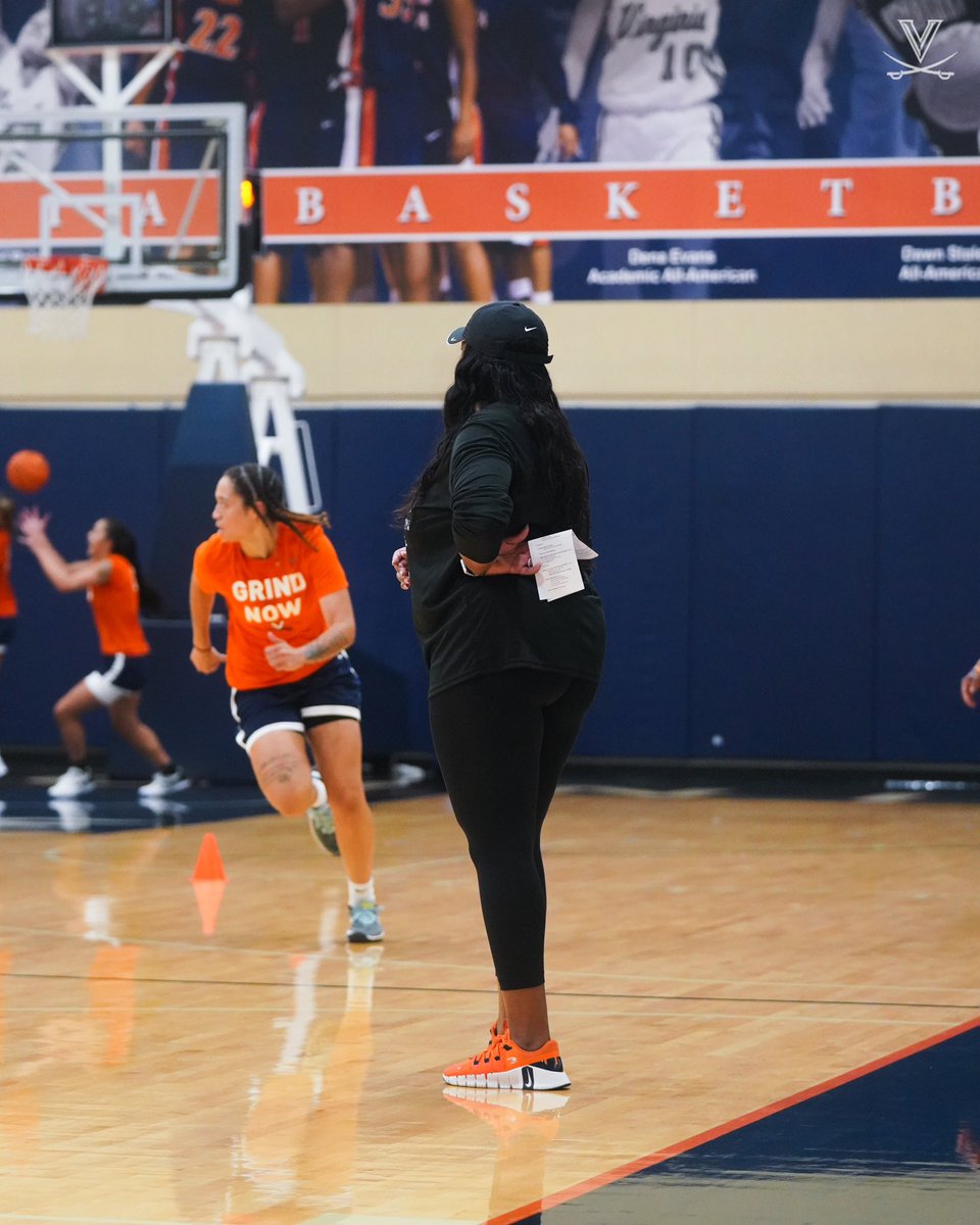 UVAWomensHoops's tweet photo. @UVACoachMox leads…we all follow!! Grind Now Shine Later
#ProgressIsTheProcess
#GoHoos 🔸⚔️🔹#GNSL https://t.co/YmSjjRkX8W
