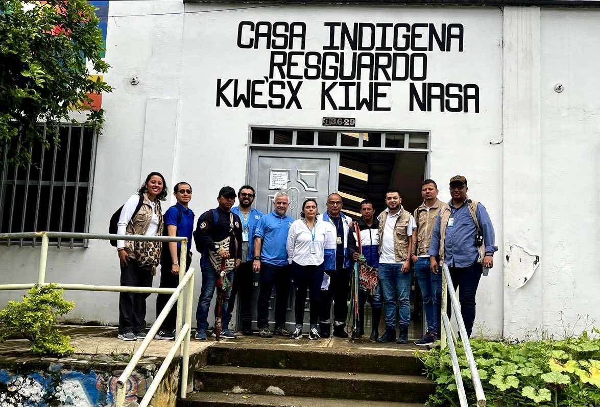 MisionONUCol's tweet photo. Acompañamos a @URestitucion en reunión con solicitantes de tierras y liderazgos comunitarios en zona rural de #Jamundí. Este es el primer ingreso que hace la institucionalidad con acompañamiento comunitario, para avanzar en procesos reparación a víctimas de despojo de tierras. https://t.co/4mT9hqwUuZ