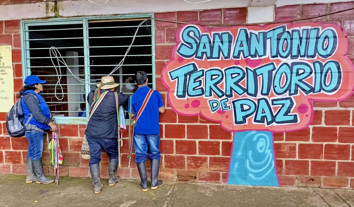 MisionONUCol's tweet photo. Acompañamos a @URestitucion en reunión con solicitantes de tierras y liderazgos comunitarios en zona rural de #Jamundí. Este es el primer ingreso que hace la institucionalidad con acompañamiento comunitario, para avanzar en procesos reparación a víctimas de despojo de tierras. https://t.co/4mT9hqwUuZ