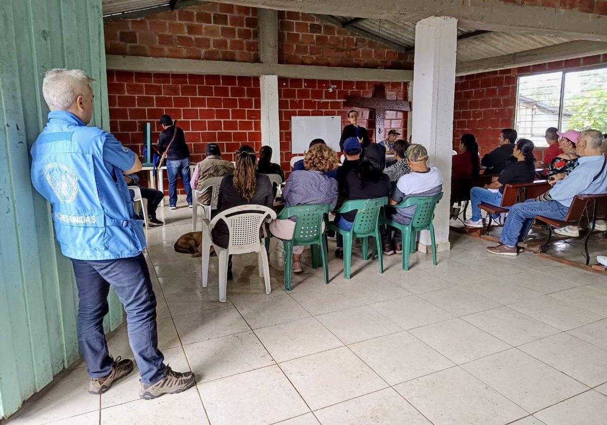 MisionONUCol's tweet photo. Acompañamos a @URestitucion en reunión con solicitantes de tierras y liderazgos comunitarios en zona rural de #Jamundí. Este es el primer ingreso que hace la institucionalidad con acompañamiento comunitario, para avanzar en procesos reparación a víctimas de despojo de tierras. https://t.co/4mT9hqwUuZ