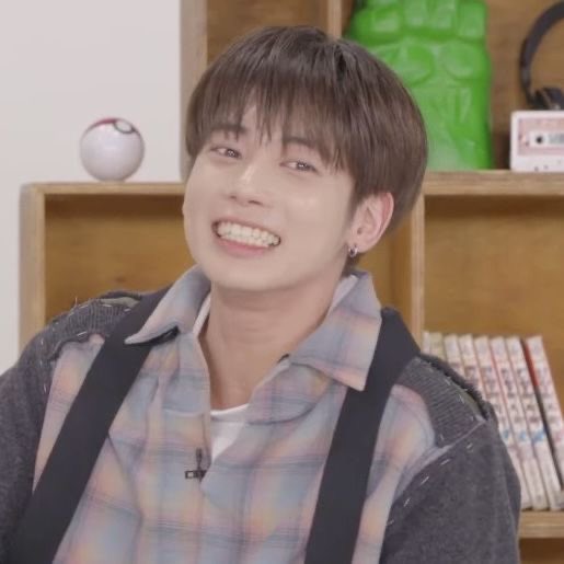 tyuntoday's tweet photo. i love when he smiles so fully, teeth on full display https://t.co/aRxpE2m7Oa