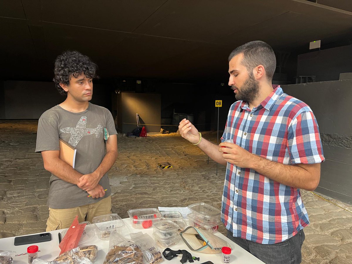 arqueologia_ub's tweet photo. Msterclaas de primer nivell d'arqueozoologia urbana amb l'alumnat de pràctiques al Born, impartida per Jordi Nadal i Arnau Brossa @ElBornCCM https://t.co/SCoLv4cs7F