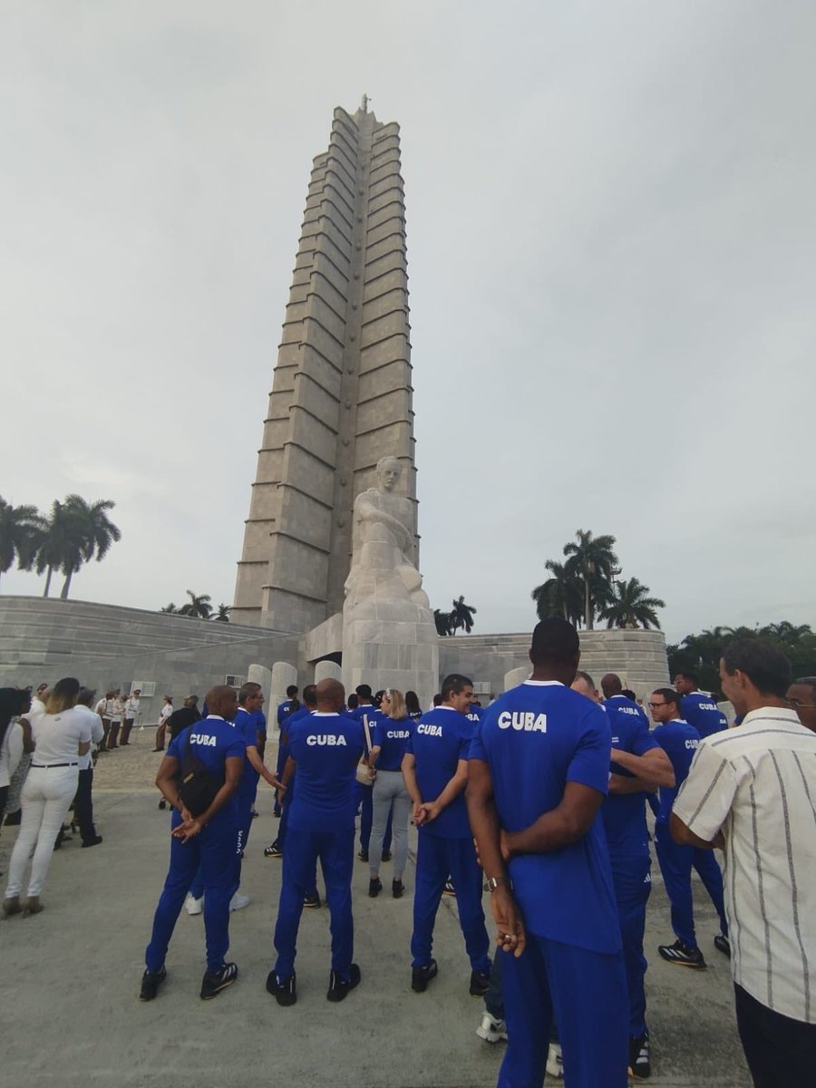 El Embajador de Francia <a href="/BurinLaurent/">Laurent Burin des Roziers</a> asistió ayer a la ceremonia de abanderamiento de la delegación cubana rumbo a las Olimpiadas de #Paris2024, en la Plaza de la Revolución.

Les deseamos mucho éxito a todos los atletas🙌

<a href="/juegosolimpicos/">Los Juegos Olímpicos</a>
<a href="/Paris2024/">Paris 2024</a> 
<a href="/InderCuba/">INDER</a> 
#FranciaEnCuba