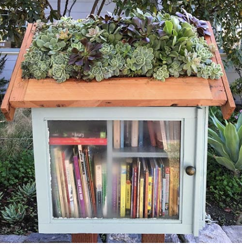 OCLC's tweet photo. Little Free Libraries across the US provide communities with more access to books. From Idaho to Hawaii, each DIY library is unique. 🤩📚

➡️ @Guideposts highlights 11 homemade libraries with charming book collections: https://t.co/5c3rXknVWv https://t.co/tksVES2ppg