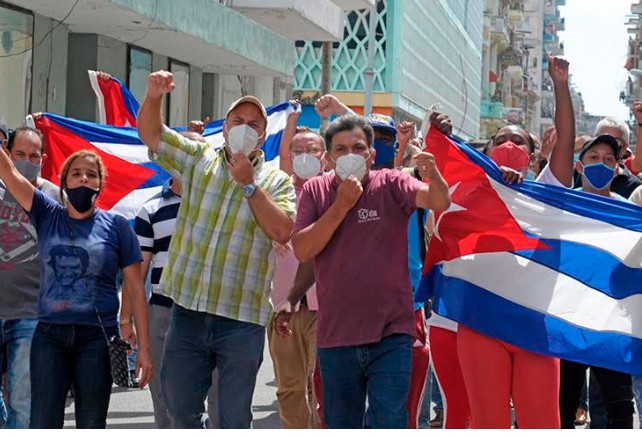 AlmaguerPerdomo's tweet photo. Cuando la gente avanzaba coreando: "¡Esta calle es de Fidel!", se elevaba a su máxima expresión el cumplimiento del principio fidelista de que la calle es de los revolucionarios. 
#TenemosMemoria
#UnidosXCuba https://t.co/i2pwVmh1sv