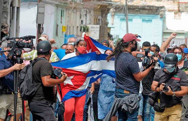 AlmaguerPerdomo's tweet photo. Cuando la gente avanzaba coreando: "¡Esta calle es de Fidel!", se elevaba a su máxima expresión el cumplimiento del principio fidelista de que la calle es de los revolucionarios. 
#TenemosMemoria
#UnidosXCuba https://t.co/i2pwVmh1sv