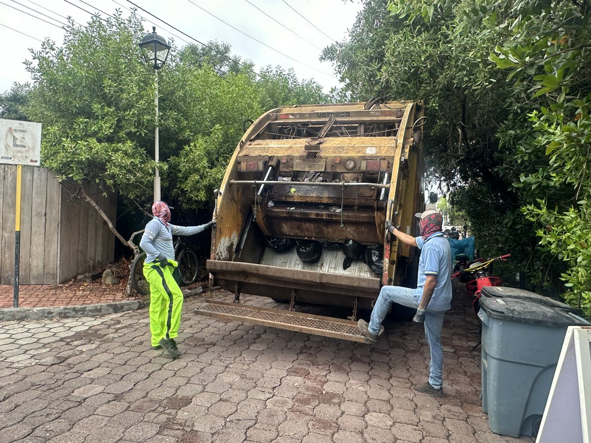 BitacoraEc's tweet photo. #Galapagos de relleno sanitario a botadero de basura 

#SantaCruz se ahoga en basura con la “nueva” ordenanza de Fany Uribe, alcaldesa del @gadsantacruz

Su relleno sanitario ahora es un botadero de basura a cielo abierto donde las moscas y el mal olor impera. En lugar de gallinazos (buitres) hay cientos de garzas que escarban en las fundas de basura apiladas hasta en la entrada del Botadero.

En Galápagos, la politiquería en la gestión de la basura pasa factura ambiental y económica a los isleños
Con el modelo de gestión de la basura anterior (con el uso de fundas de basura diferenciadas) la generación de desechos bajó de 0,77 kg por hab/día en el 2019 a 0,44 kg por hab/día  en el 2022. 

En 6 meses el material reciclable aumentó de 78,17 Ton en mayo a 132,47 Ton en diciembre del 2021. El GAD Municipal de Santa Cruz ganó Premio Verde edición 2022 del Banco de Desarrollo del Ecuador, el cual fue rechazado por la actual alcaldesa Uribe.

Ahora se recicla mucho menos y el botadero de basura está por colapsar en menos de un año y se cobra a todos por igual. Generen 1 kg o 100 kg; a los hoteles se les cobra 3,6 dólares por cada plaza y a los comecicios 39 dólares por medidor de energía eléctrica.