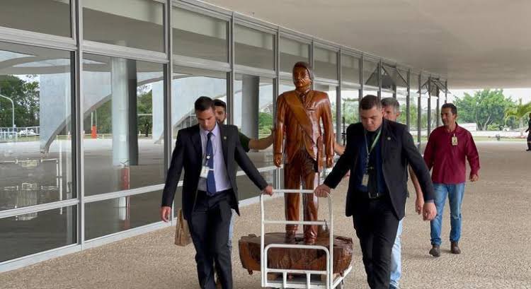 <a href="/BlogdoNoblat/">Blog do Noblat</a> Queria saber pq o Bozo não tentou vender isso aqui. Aposto que dá pra ganhar uns 2,00 reais 😂😂😂😂😂😂