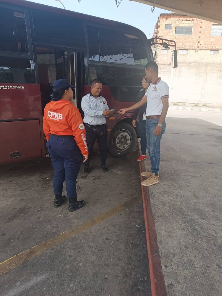 GerenteTTINTT's tweet photo. #MovilidadSegura | Funcionarios de la Gerencia de Transporte, inspeccionan las unidades de transporte público del terminal Gral. José Félix Ribas, La Victoria, edo. Aragua para velar por el cumplimiento de las normas establecidas.
#PoesíaMundialEnVenezuela https://t.co/AqPSYr1pDh