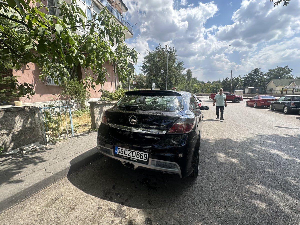 ilimbilim99's tweet photo. Lütfen bu videoyu yayın. Hani galericiler otonomilere gitmişti? Sokak aralarındaki bütün yol kenarlarına satılık arabaları diziyorlar ve semt sakinleri olarak sürekli otopark kavgası yaşanıyor. Ne zaman dur denecek galericilerin terörüne? @AliYerlikaya @mansuryavas06 #galericiler https://t.co/7kdCtnxYRN