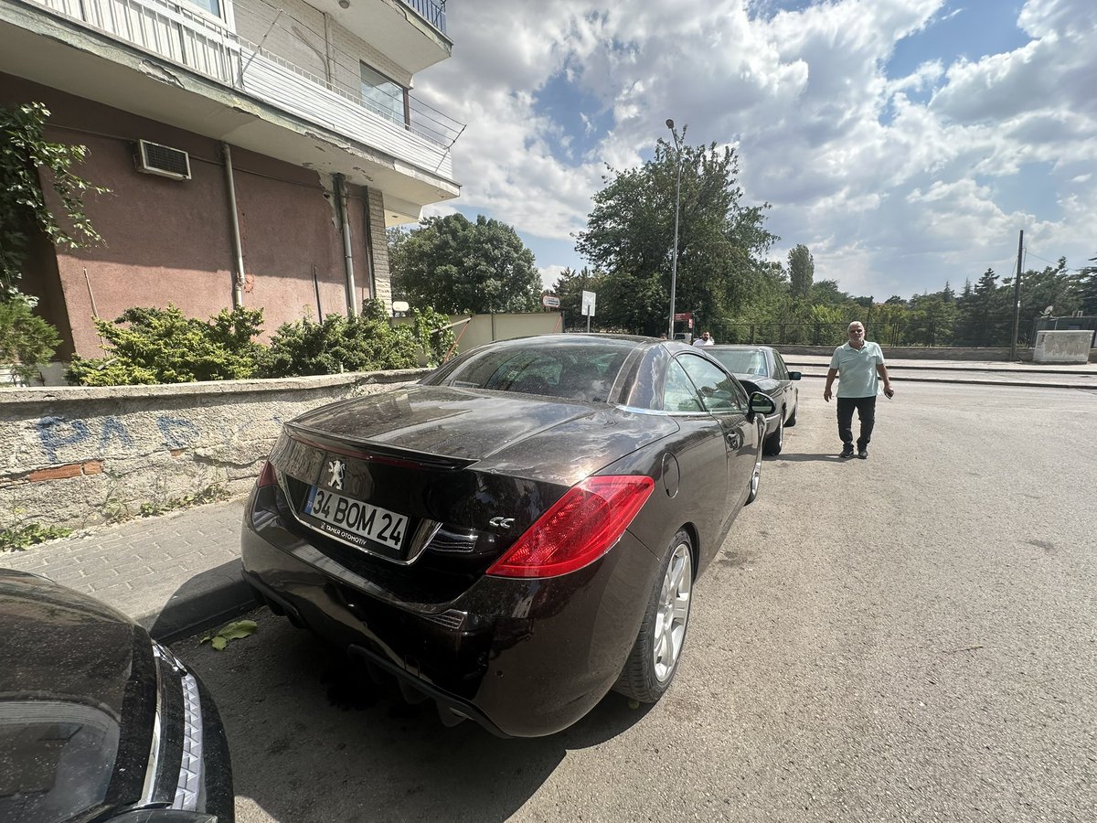 ilimbilim99's tweet photo. Lütfen bu videoyu yayın. Hani galericiler otonomilere gitmişti? Sokak aralarındaki bütün yol kenarlarına satılık arabaları diziyorlar ve semt sakinleri olarak sürekli otopark kavgası yaşanıyor. Ne zaman dur denecek galericilerin terörüne? @AliYerlikaya @mansuryavas06 #galericiler https://t.co/7kdCtnxYRN