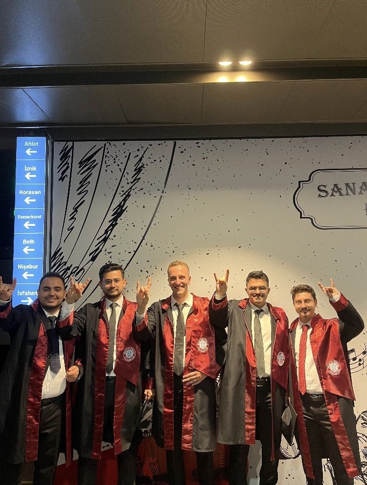 Necmettin Erbakan Üniversitesi Tıp Fakültesi'nden mezun olan genç doktorlardan BOZKURT selamı. 🤘