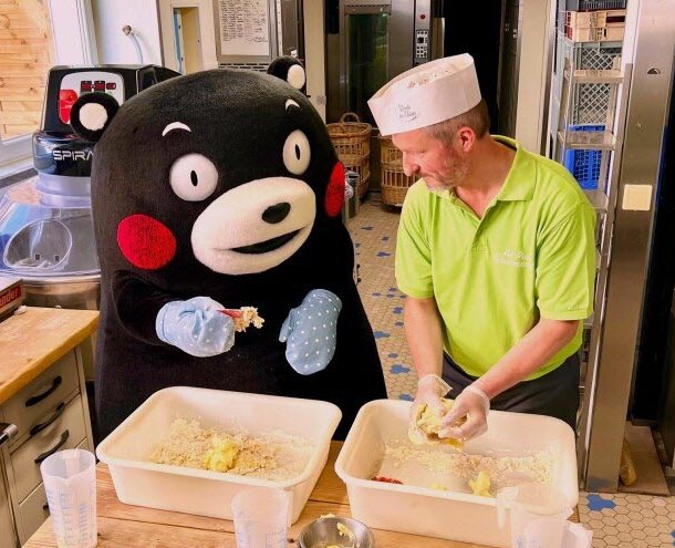 今日、くまモンがオベルネを訪問してクグロフ作ってたって🤣！