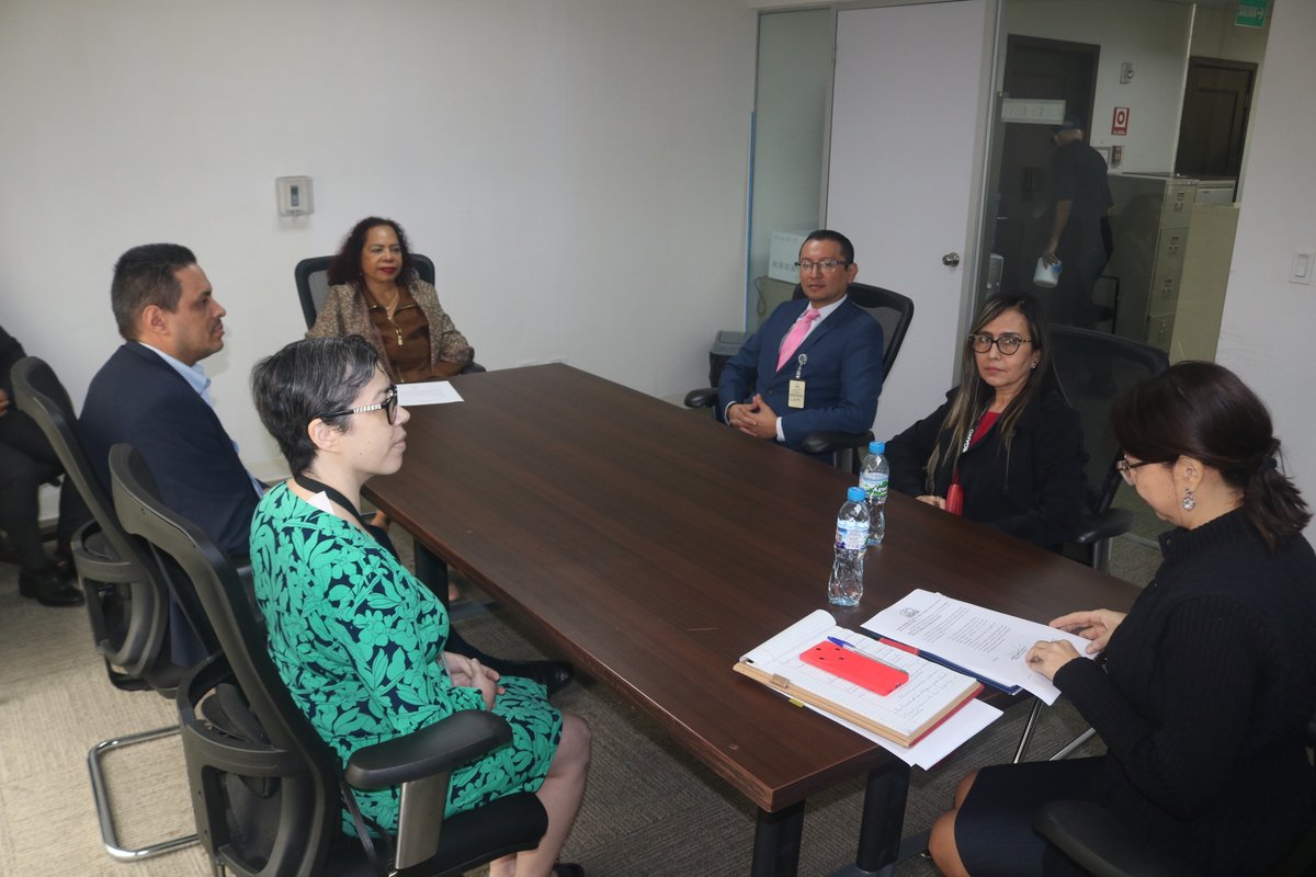 La directora General del Sistema Penitenciario, profesora Mariela Jiménez, se reunió con jueces de Cumplimiento del Primer Circuito Judicial de Panamá, con miras a coordinar acciones para agilizar la documentación de los privados de libertad en cumplimiento de condenas.