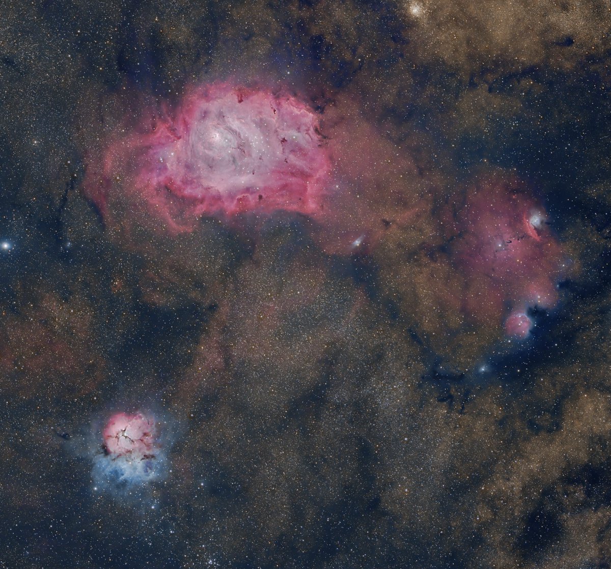 apod_brasil's tweet photo. UM TRIPLETO DE SAGITÁRIO
Saiba mais na thread! ⏬
Créditos : Andy Ermolli
Texto original e edição: Robert Nemiroff (MTU) & Jerry Bonnell (UMCP)
#Astrofisica #Nebulosa #FormacaoEstelar #M8 #M20 #NGC6559 #Trifida https://t.co/qEtG1VxIWz