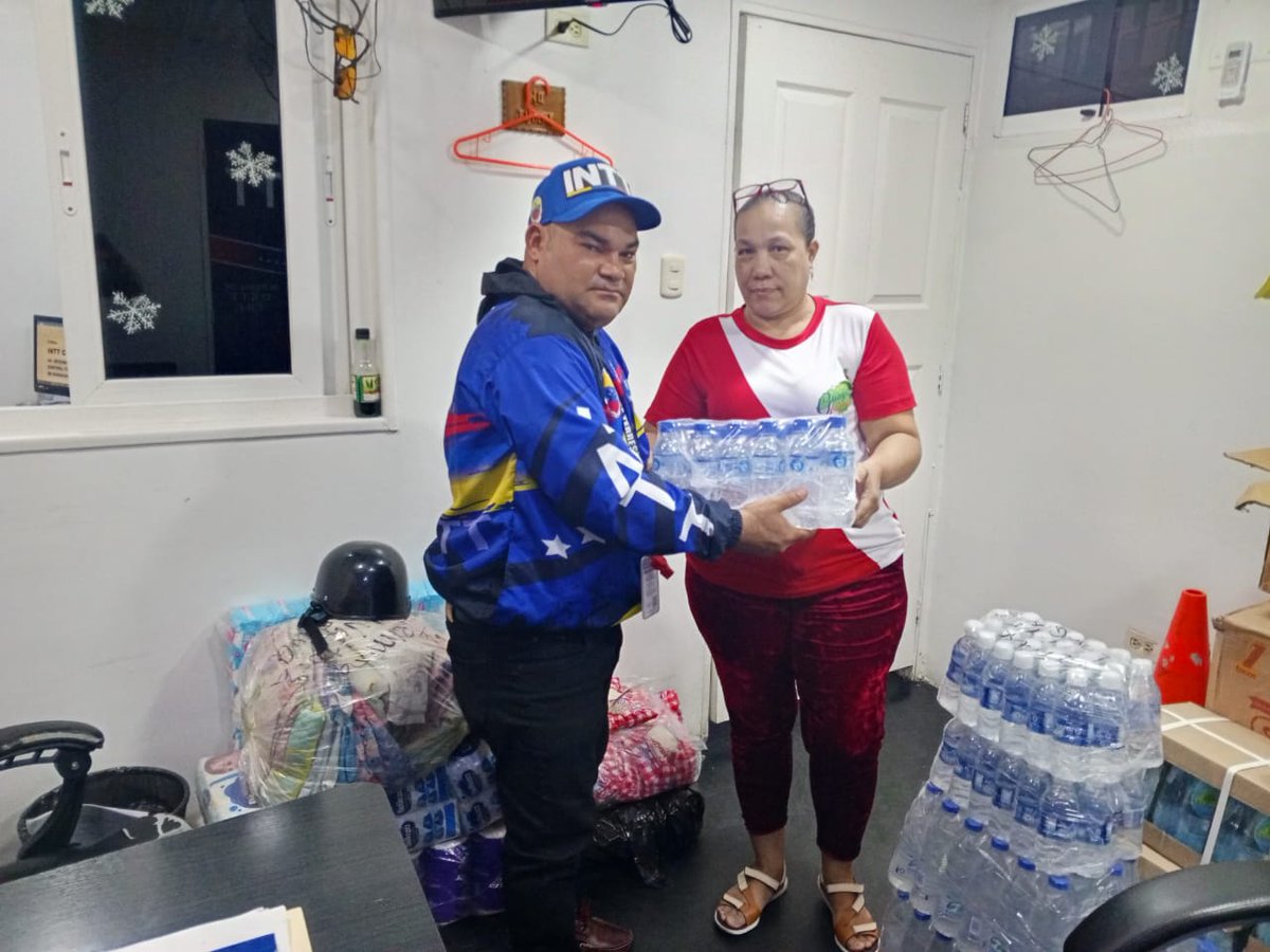 GerenteTTINTT's tweet photo. #Solidaridad| La Oficina de Control del Transporte de la Gerencia de Transporte en el terminal Central de Maracay, Edo. Aragua, actúa como centro de acopio de productos de primera necesidad para los habitantes de Cumanacoa, Edo. Sucre.
#PoesíaMundialEnVenezuela https://t.co/OTOOeWquje