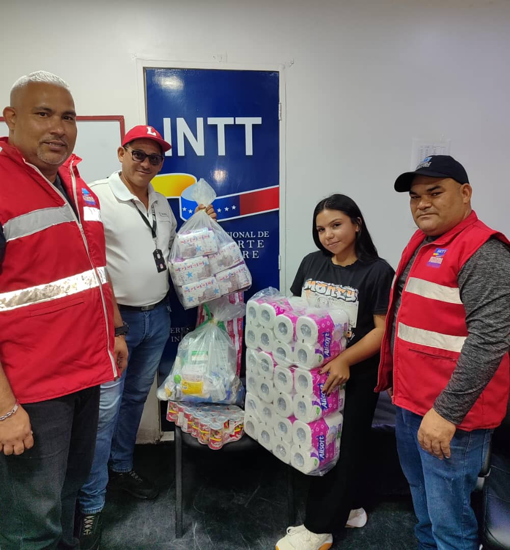 GerenteTTINTT's tweet photo. #Solidaridad| La Oficina de Control del Transporte de la Gerencia de Transporte en el terminal Central de Maracay, Edo. Aragua, actúa como centro de acopio de productos de primera necesidad para los habitantes de Cumanacoa, Edo. Sucre.
#PoesíaMundialEnVenezuela https://t.co/OTOOeWquje