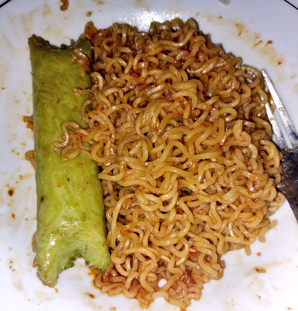 Mie bestwok + chili oil + lontong .... ga salah jam segini ??? 😆🤣 01.28