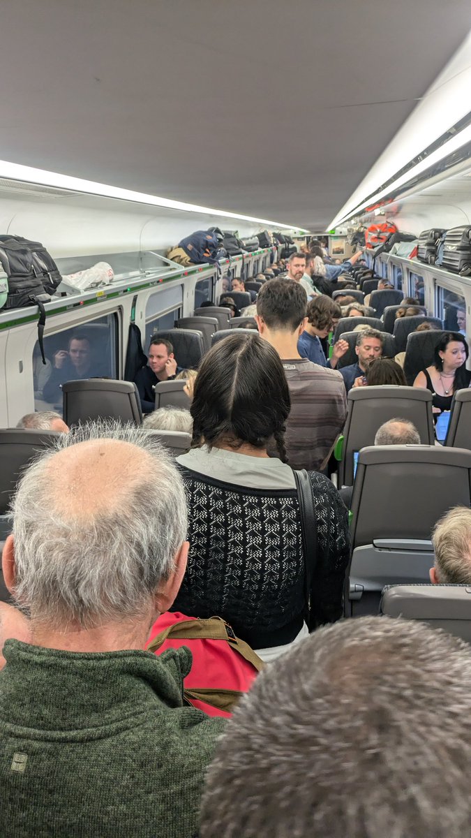 EyeplanChris's tweet photo. @GWRHelp do it again! 1902 from Paddington delayed until now. Then half the train locked then this...... https://t.co/zvVWCPkCnn