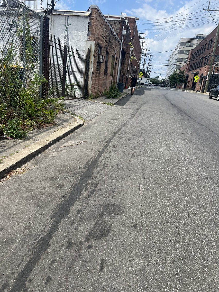joshlitten's tweet photo. Nothing better than getting a ticket for Street Sweeping and they don’t even street sweep! @DCPoliceDept @washingtonprobs  thanks for the glass from break ins..  probably should sweep that up.. and I don’t know arrest someone.. 🤷🏻‍♂️ https://t.co/1zHzowQ28x