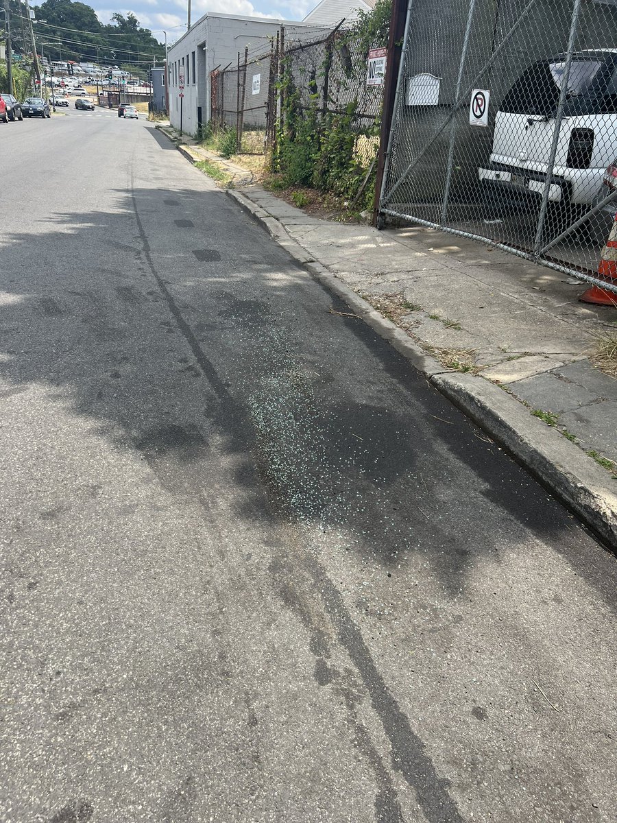 joshlitten's tweet photo. Nothing better than getting a ticket for Street Sweeping and they don’t even street sweep! @DCPoliceDept @washingtonprobs  thanks for the glass from break ins..  probably should sweep that up.. and I don’t know arrest someone.. 🤷🏻‍♂️ https://t.co/1zHzowQ28x