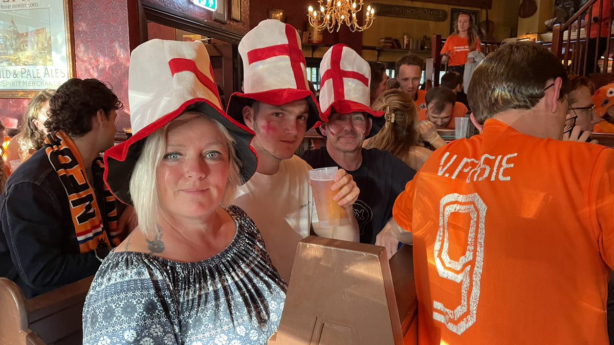 frank_deut's tweet photo. In een #Britse pub in Den Haag wachten drie Britten uit Manchester tussen een enorme oranje zee op de wedstrijd #NEDENG. ‘Geweldig dit!’, roept de vrouw. ‘Ik heb zin om te dansen! Dat van de #Snollebollekes’ alle drie zijn ervan overtuigd de #Engeland gaat winnen. @omroepwest https://t.co/bZqhPD2CKg