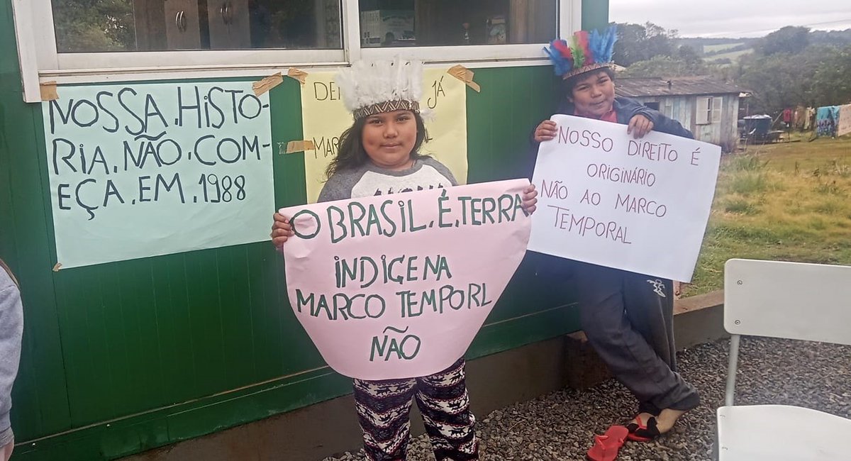 ciminacional's tweet photo. Cartazes em punho, os indígenas afirmam que seus direitos são originários e dizem não ao marco temporal para demarcação das terras indígenas. As manifestações fazem parte da mobilização nacional dos povos indígenas, nesta quarta-feira (10). 📸Cimi Regional Sul #PEC48Nao https://t.co/ebQ7AxYc7h