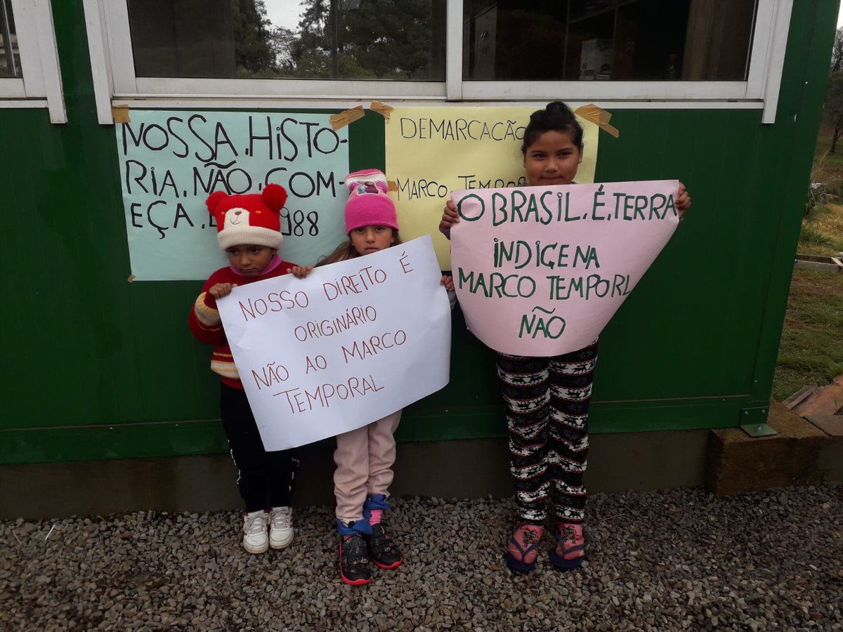 ciminacional's tweet photo. Cartazes em punho, os indígenas afirmam que seus direitos são originários e dizem não ao marco temporal para demarcação das terras indígenas. As manifestações fazem parte da mobilização nacional dos povos indígenas, nesta quarta-feira (10). 📸Cimi Regional Sul #PEC48Nao https://t.co/ebQ7AxYc7h