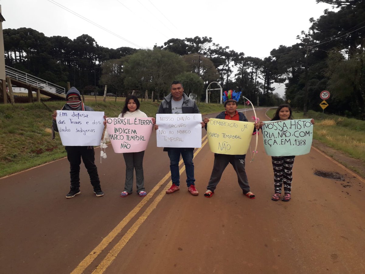 ciminacional's tweet photo. Cartazes em punho, os indígenas afirmam que seus direitos são originários e dizem não ao marco temporal para demarcação das terras indígenas. As manifestações fazem parte da mobilização nacional dos povos indígenas, nesta quarta-feira (10). 📸Cimi Regional Sul #PEC48Nao https://t.co/ebQ7AxYc7h