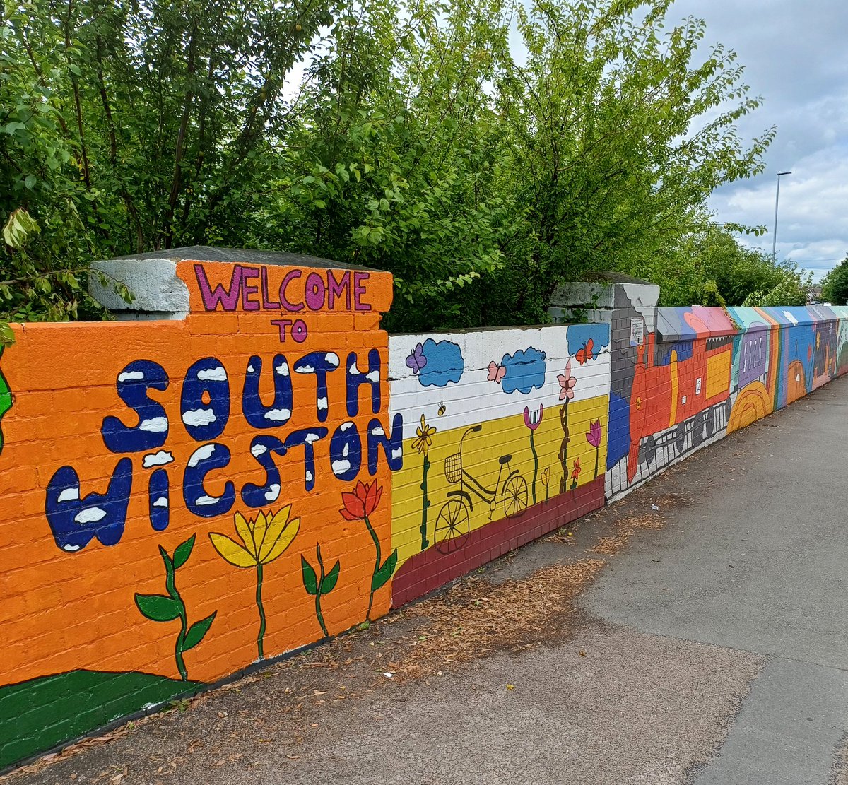 watfordgap's tweet photo. Inspiring visit with @alexastott to Elliot Hall this afternoon to see all the work they do in the #SouthWigston community and as @EMCommunityRail #CommunityRail #volunteers at the station. 
See https://t.co/jzQuDC3egB https://t.co/CCqIlqNQ92