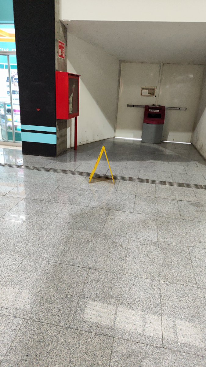 iart4chi's tweet photo. @Suburbanos a ver si checas esto (estación Tultitlán), por seguridad no debe de haber objetos obstruyendo las salidas de emergencia, por ejemplo en un #temblor esto puede ser grave https://t.co/t3Sjc9Mgs5