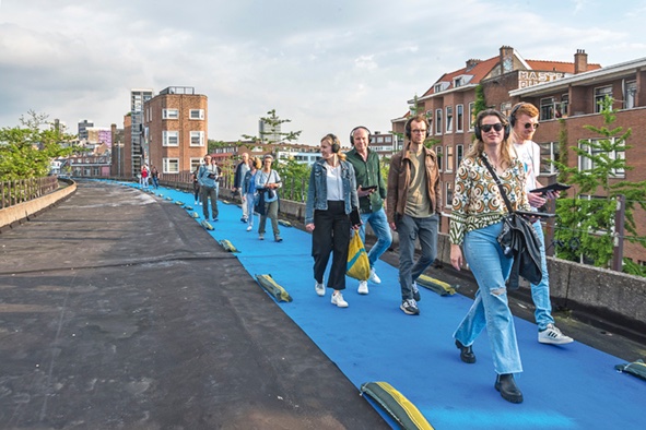 wijkkrantbbl's tweet photo. In mei kon iedereen over het spoor van de voormalige #Hofpleinlijn lopen. ‘Over de bogen’ was een muzikale wandeling georganiseerd door het O. Festival in samenwerking met de Rotterdamse Dakendagen. https://t.co/OpR2FWTNoD #dewijkkrantbbl https://t.co/NtbMMiiyT2