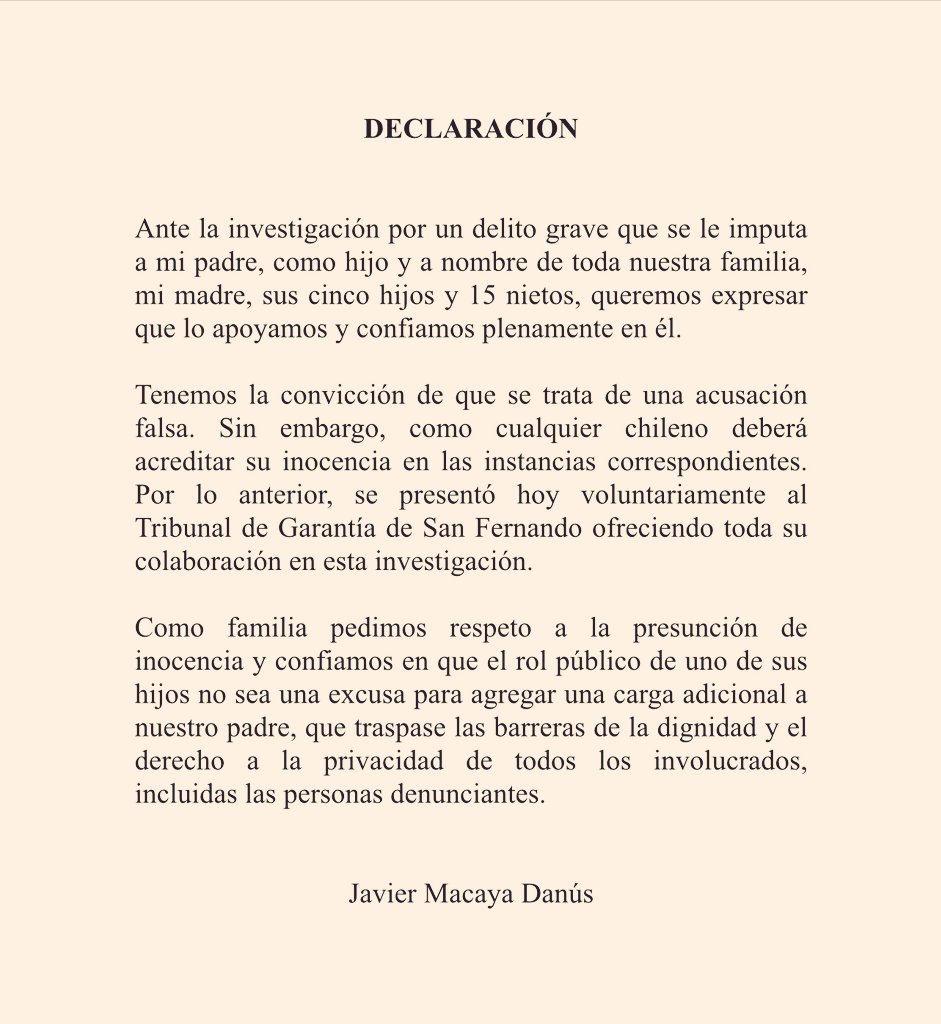 PaisEsponja's tweet photo. El empresario vinícola Eduardo Macaya es declarado culpable de abusos sexuales reiterados en contra de dos niñas menores de edad (8 y 14 años). Obviamente no quedo en prisión preventiva, y cumplirá la cautelar en su casa hasta la lectura de la sentencia. Lo curioso, es que para la justicia este señor no es un peligro para la sociedad.

También, para el olvido queda la lamentable carta de su hijo Javier Macaya diciendo que las acusaciones eran falsas. 🤦