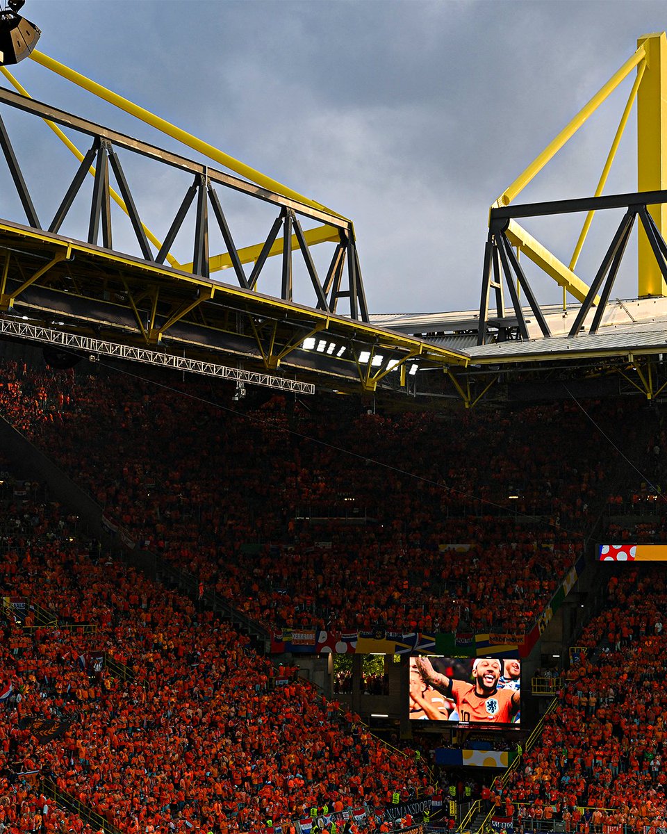 Edrinepasha's tweet photo. Y̶e̶l̶l̶o̶w̶ 𝙊𝙧𝙖𝙣𝙜𝙚 wall 🏟️🔶 https://t.co/kE0nCmRhXM