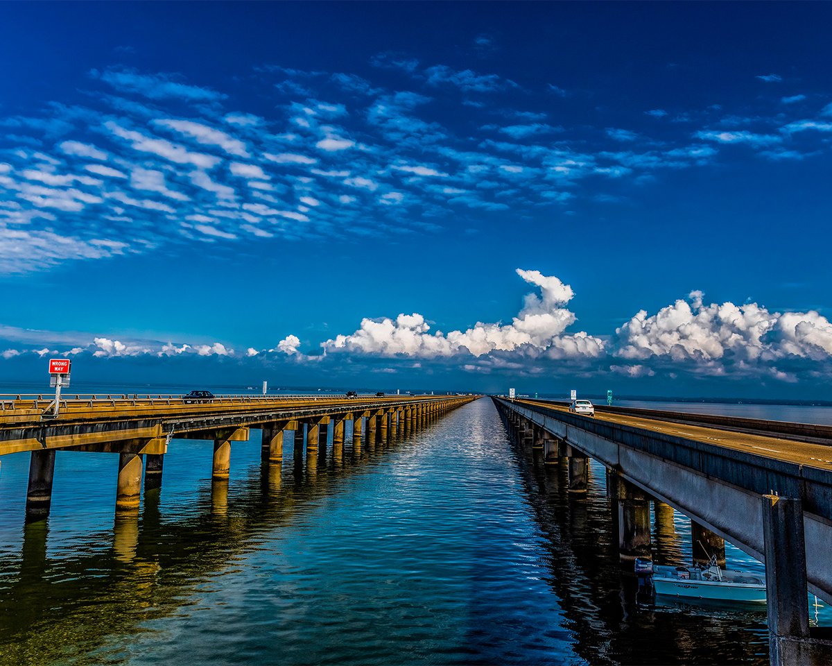 Barrett_Jackson's tweet photo. SUMMER DRIVES: Holding the Guinness World Record for the longest continuous bridge over water is the Lake #Pontchartrain Causeway. This 23.83-mile bridge in Southeastern #Louisiana offers breathtaking views.
Find more information about this scenic route: https://t.co/mpZc5yKbGT https://t.co/7sTnrGHd3K