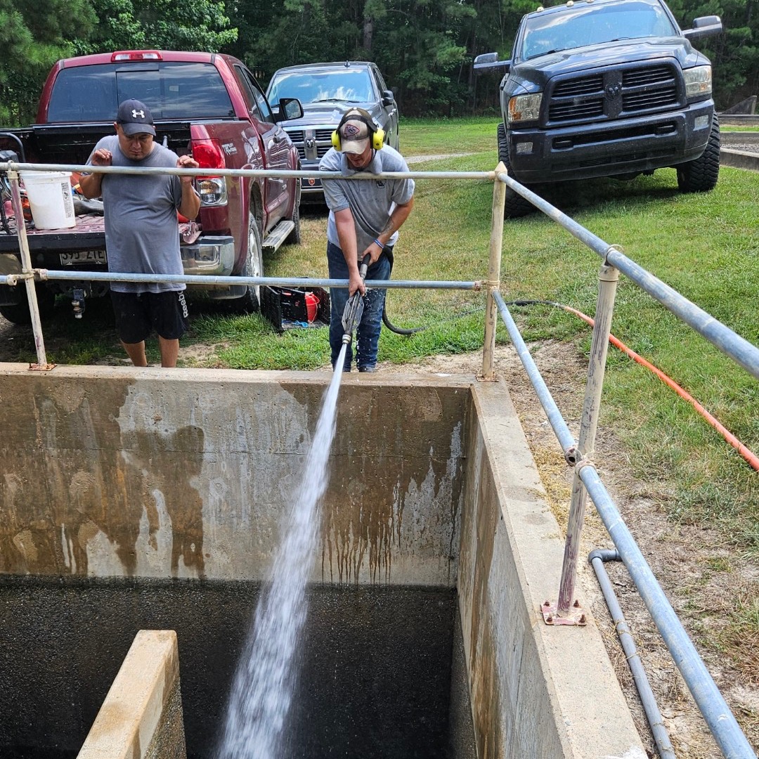 ArkansasRural's tweet photo. ARWA Circuit Riders, William Dixon/Sean Turner, Cleaning Maple Creek Farms wastewater lift stations and sludge basin.
#ruralwater
#arkansasruralwater
#arkansas https://t.co/82hgfeZmou