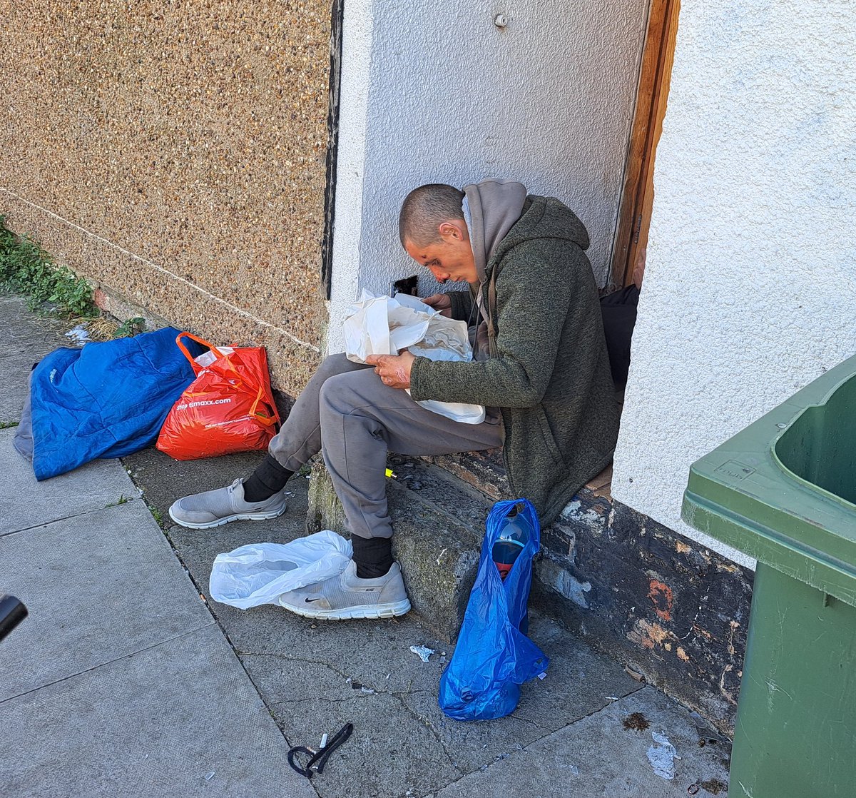 ActivePatriotUK's tweet image. 🚨UPDATE🚨

A homeless man who had his nose bitten off after being attacked in the centre of Grimsby town yesterday has been released from hospital back onto the streets 💔

I have fed and clothed him, there will be a video update to follow😢