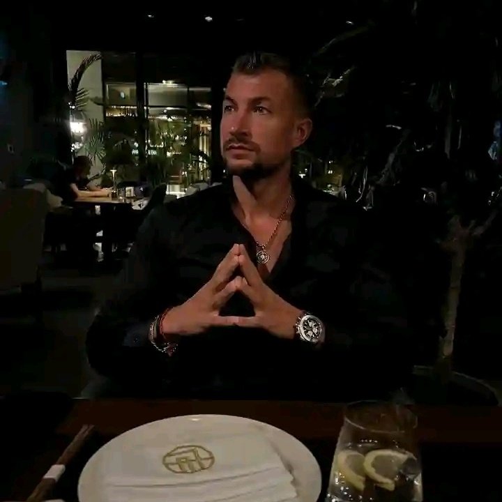 Enjoying the best of what the evening can offer.
Stay real and worry less cos your winning days are coming.