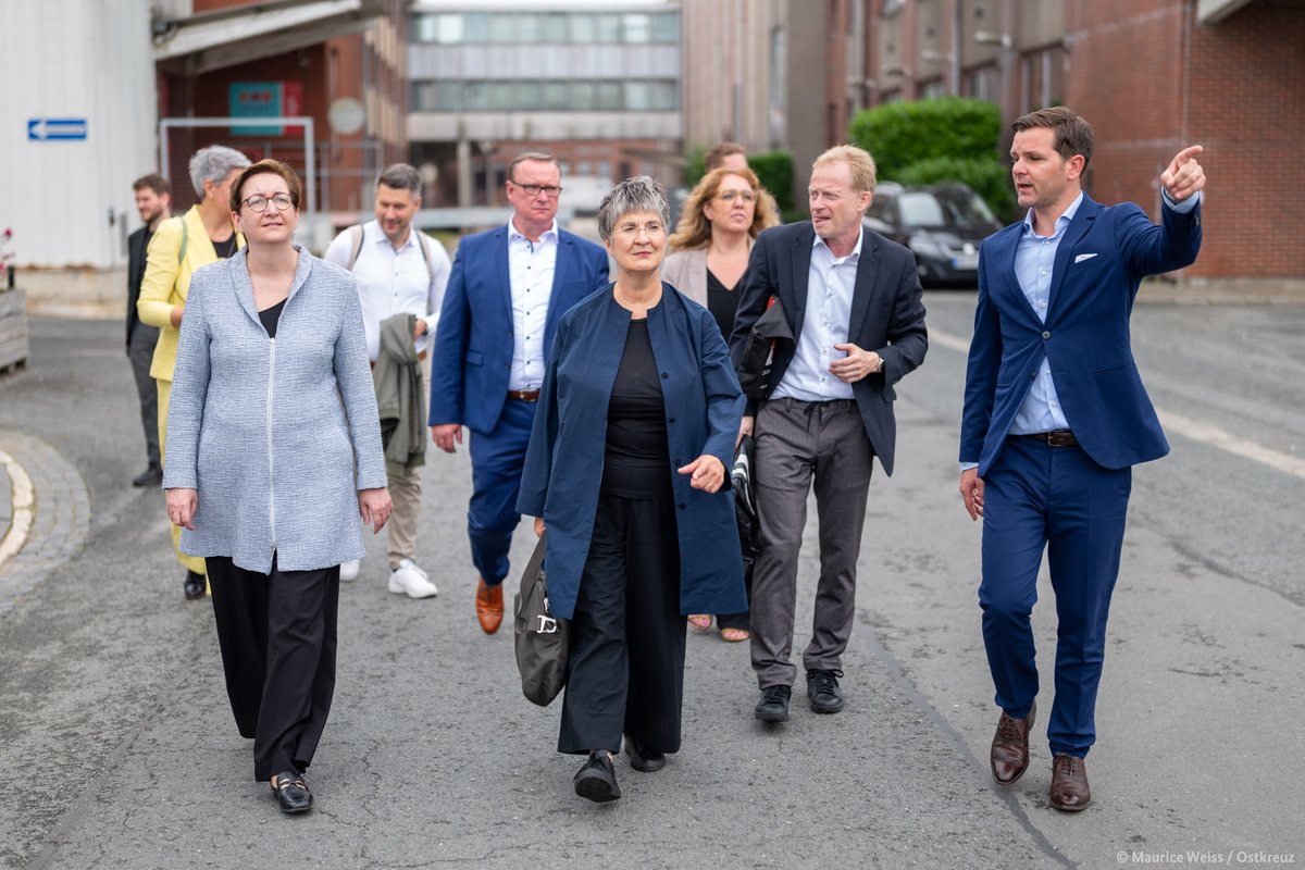 BMWSB_Bund's tweet photo. Eine weitere Station in Bremen war das #Tabakquartier in Woltmershausen. Die frühere Zigarettenfabrik wird zu einem modernen Komplex für Wohnen, Arbeit, Freizeit und Kultur weiterentwickelt. BMin #Geywitz: „Ein tolles Beispiel, das zeigt: #Umbauen anstatt Abreißen lohnt sich.“ https://t.co/4Hf7RILScx